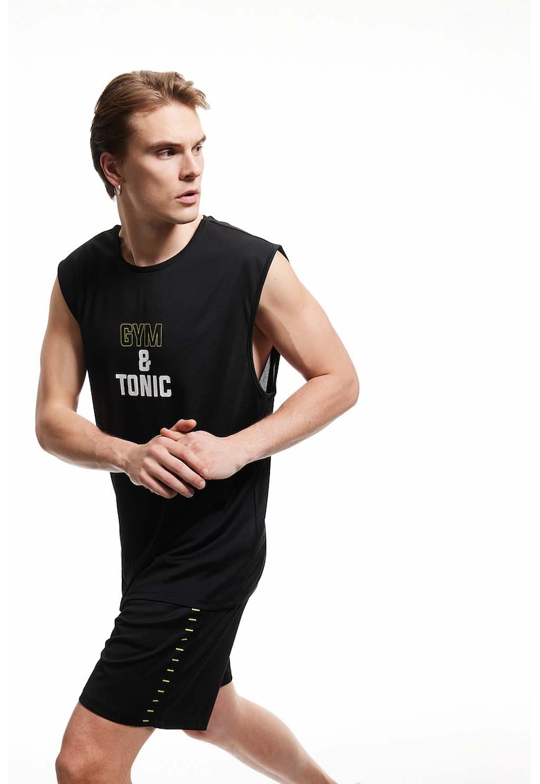 Top cu decolteu la baza gatului si imprimeu text