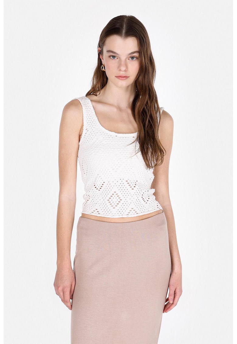 Top cu detalii perforate Top cu detalii perforate