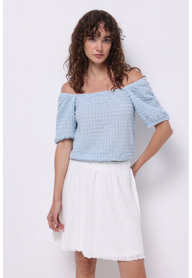 Bluza cu decolteu pe umeri si perforatii