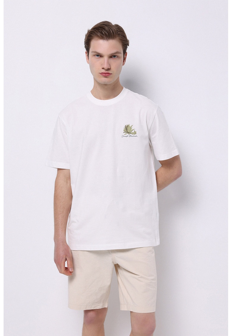 Tricou cu decolteu la baza gatului si imprimeu grafic si text pe partea din spate