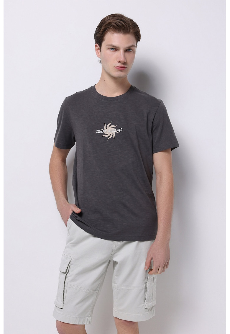 Tricou cu detaliu brodat si decolteu la baza gatului