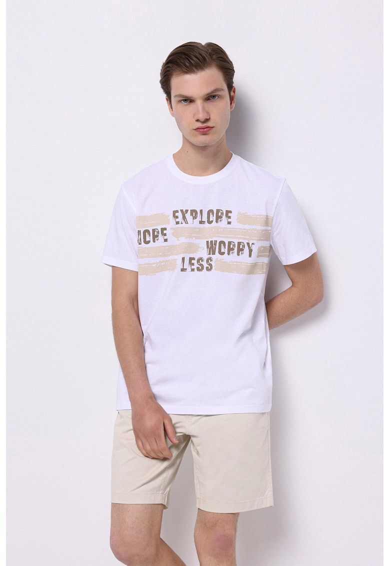 Tricou cu imprimeu text si decolteu la baza gatului - Alb/Maro nisip