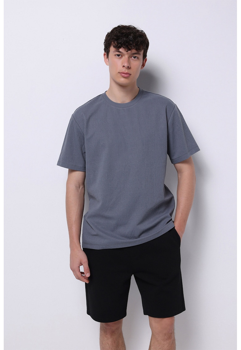 Tricou lejer cu decolteu la baza gatului si model uni