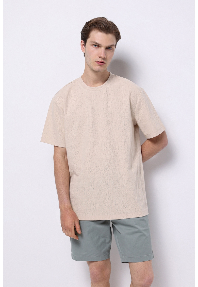 Tricou lejer cu decolteu la baza gatului si model uni