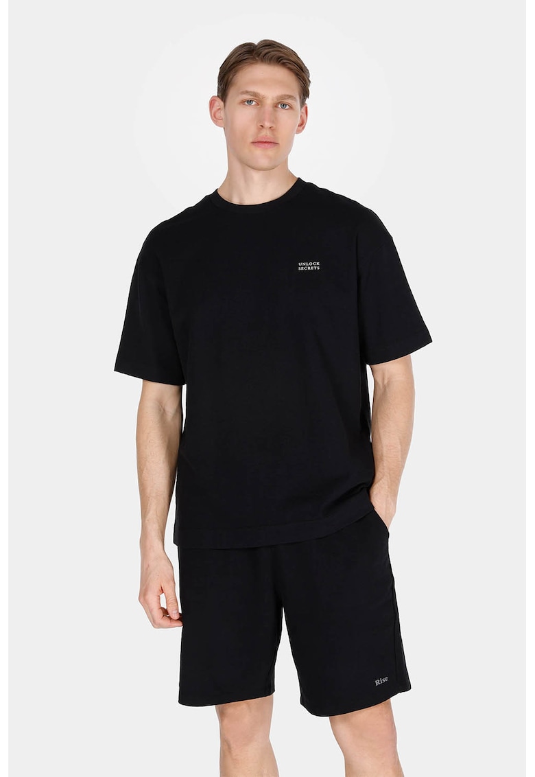 Tricou cu decolteu la baza gatului si imprimeu text