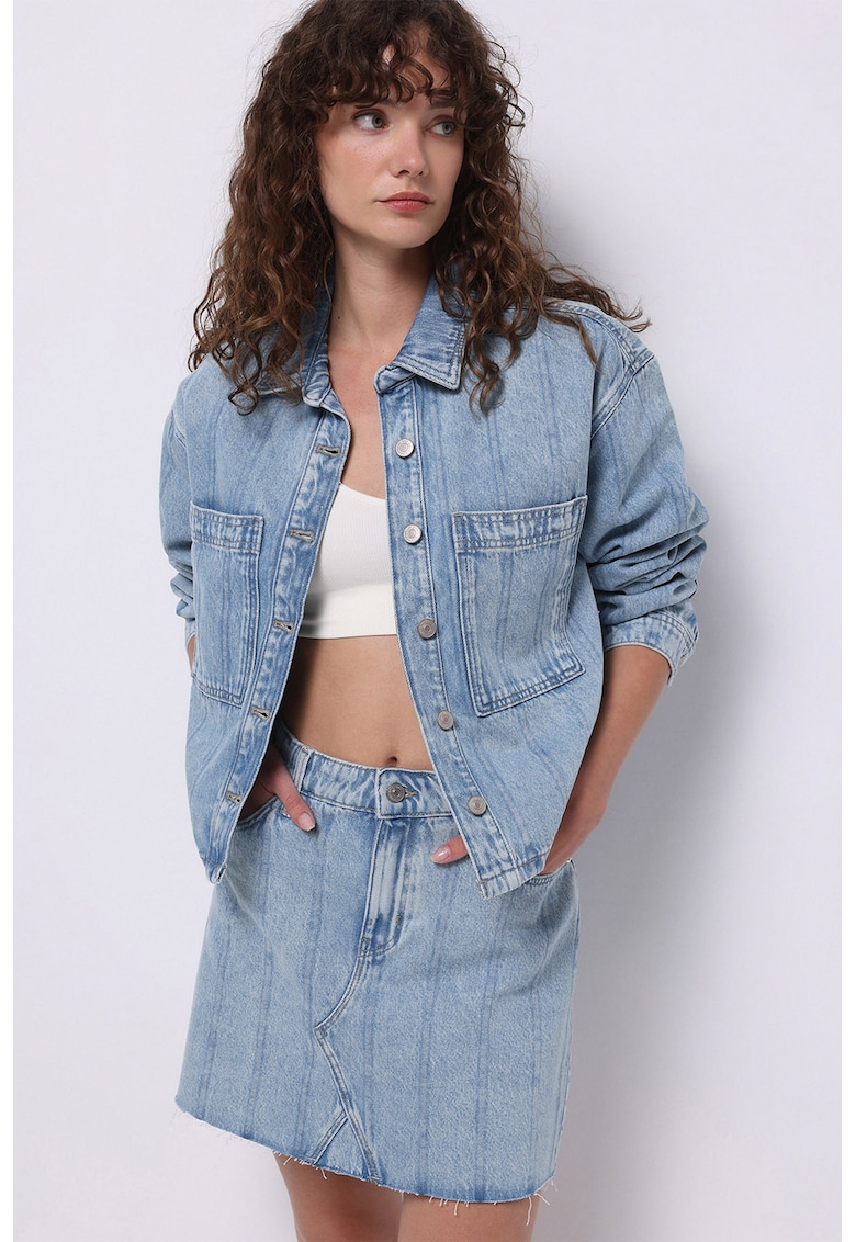 Jacheta lejera din denim cu nasturi