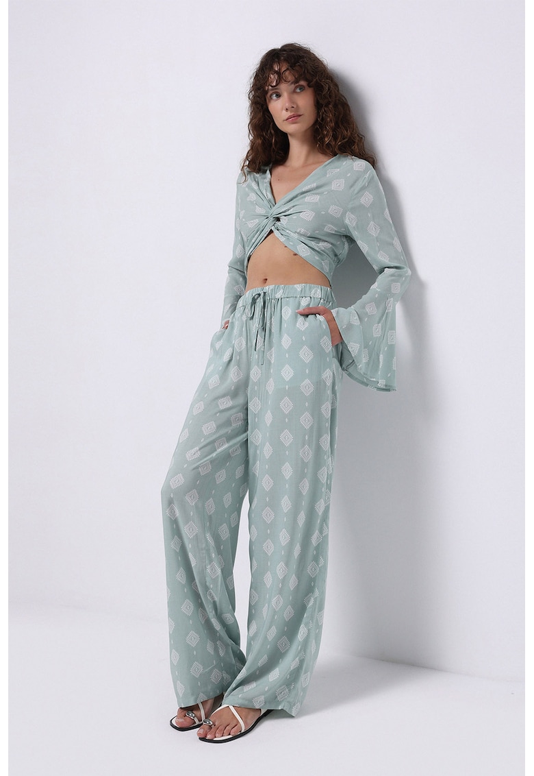 Pantaloni de trening cu imprimeu grafic si snur