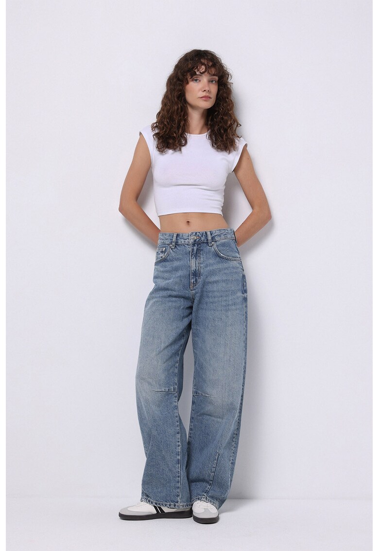 Blugi cu croiala ampla si talie medie