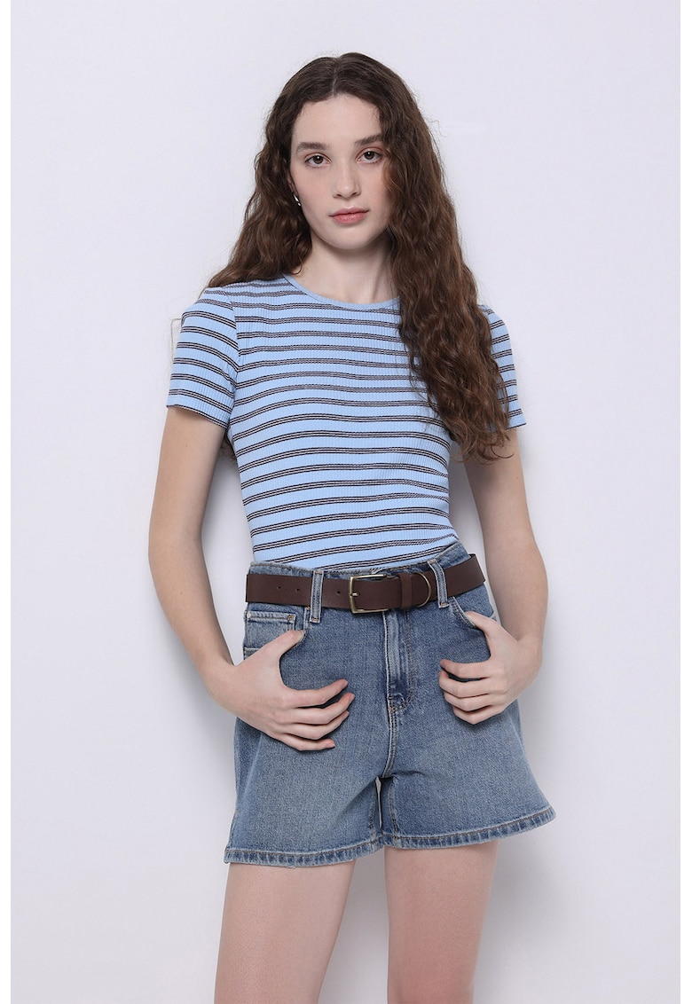 Tricou cu decolteu la baza gatului si dungi