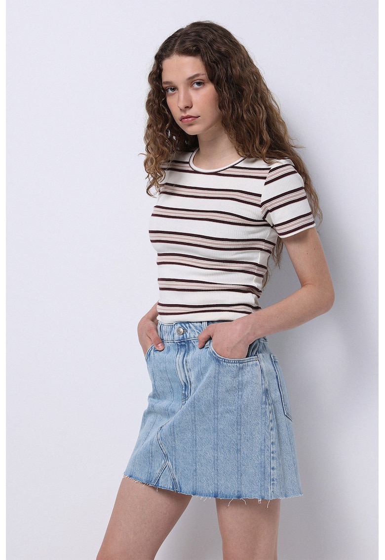 Tricou cu decolteu la baza gatului si dungi