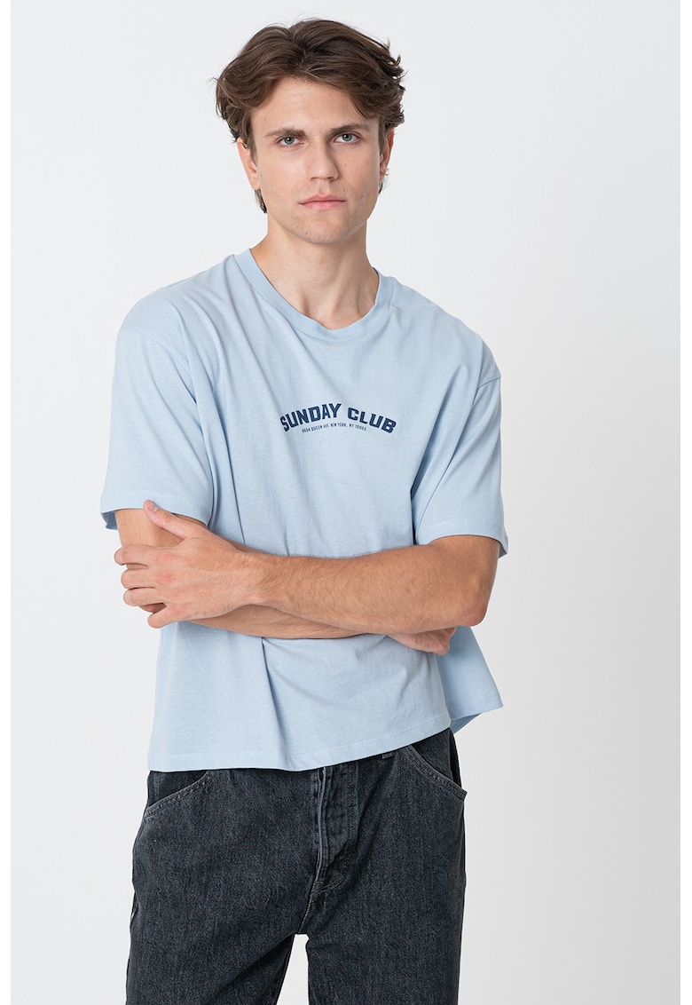 Tricou cu decolteu la baza gatului si imprimeu logo - Albastru deschis