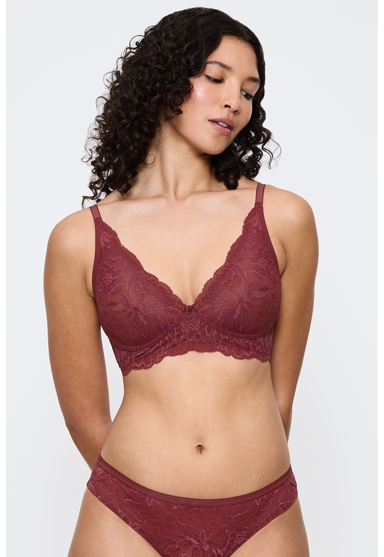 Sutien din dantela cu cupe triunghiulare
