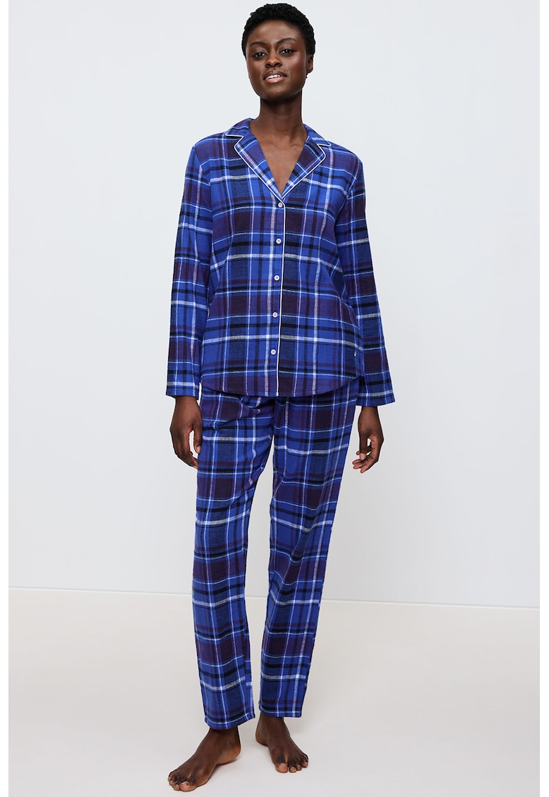 Pijama lunga cu model in carouri si revere decupate