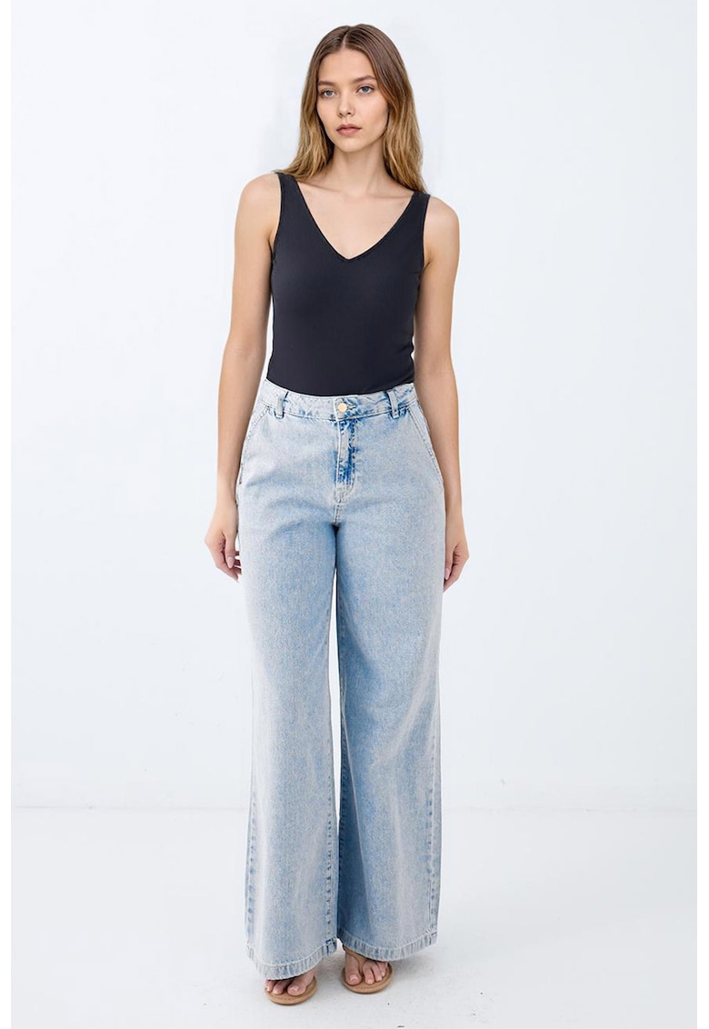 Blugi cu aspect decolorat si croiala ampla