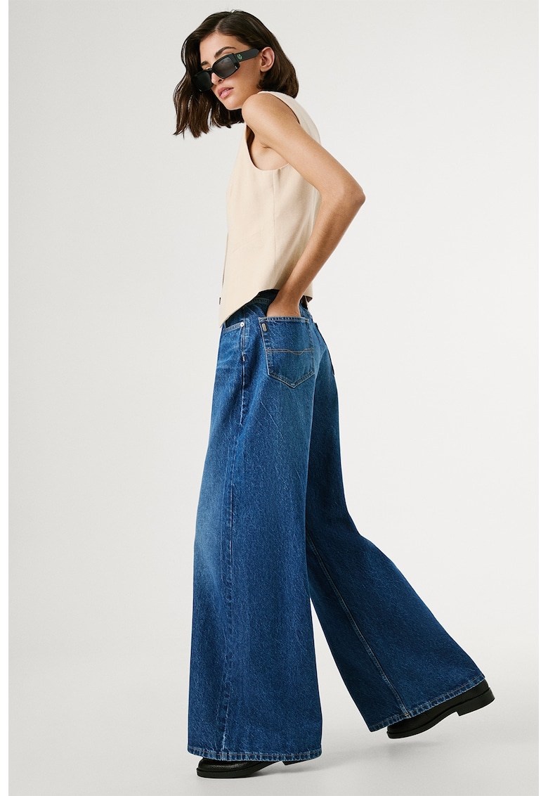 Blugi cu croiala ampla si talie inalta