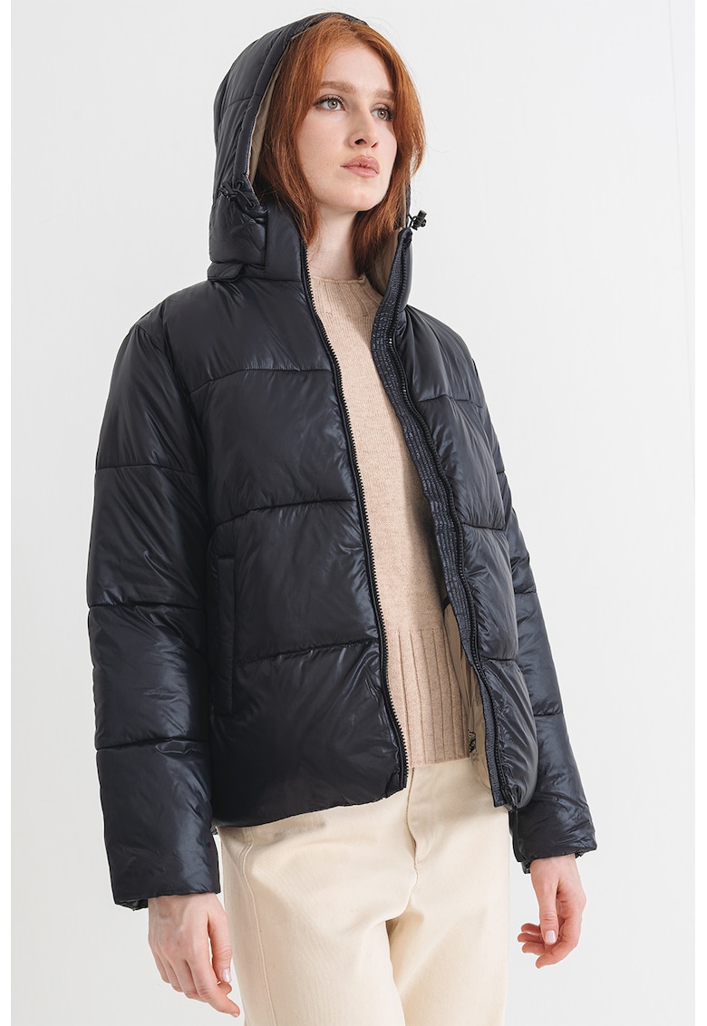 Geaca cu gluga si finisaj impermeabil