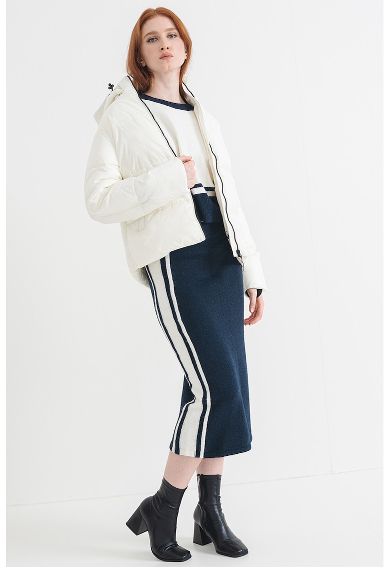 Geaca cu gluga si finisaj impermeabil