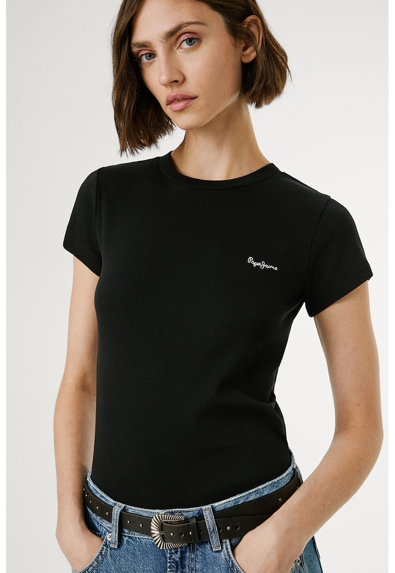 Tricou cu decolteu la baza gatului si logo brodat