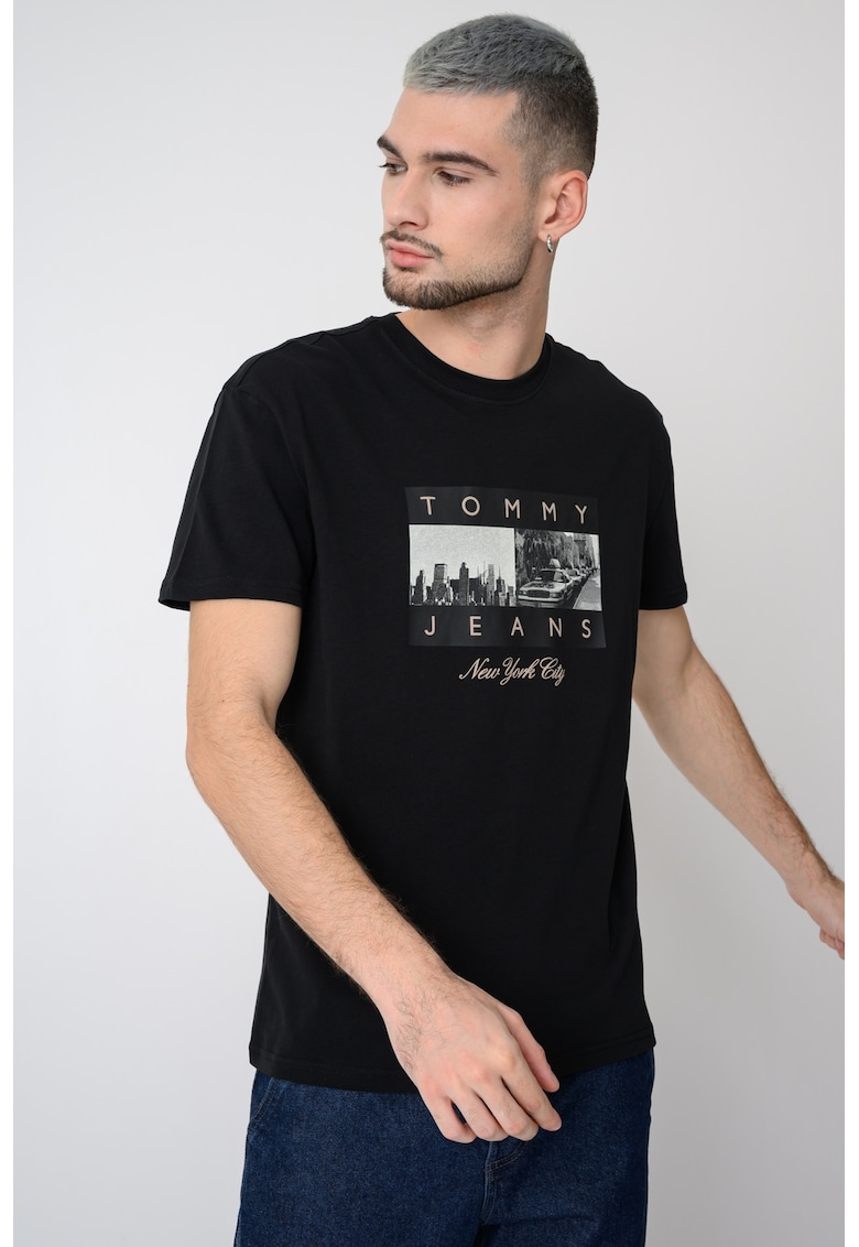 Tricou cu imprimeu si decolteu la baza gatului