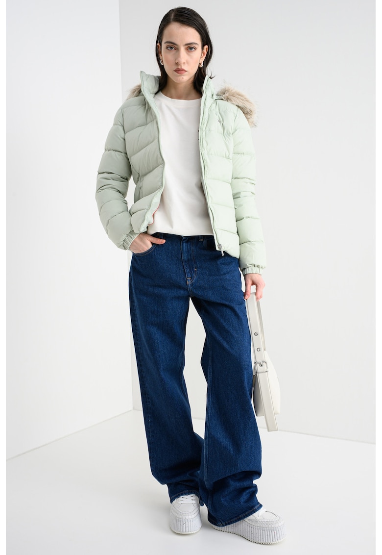 Geaca cu umplutura de puf si gluga