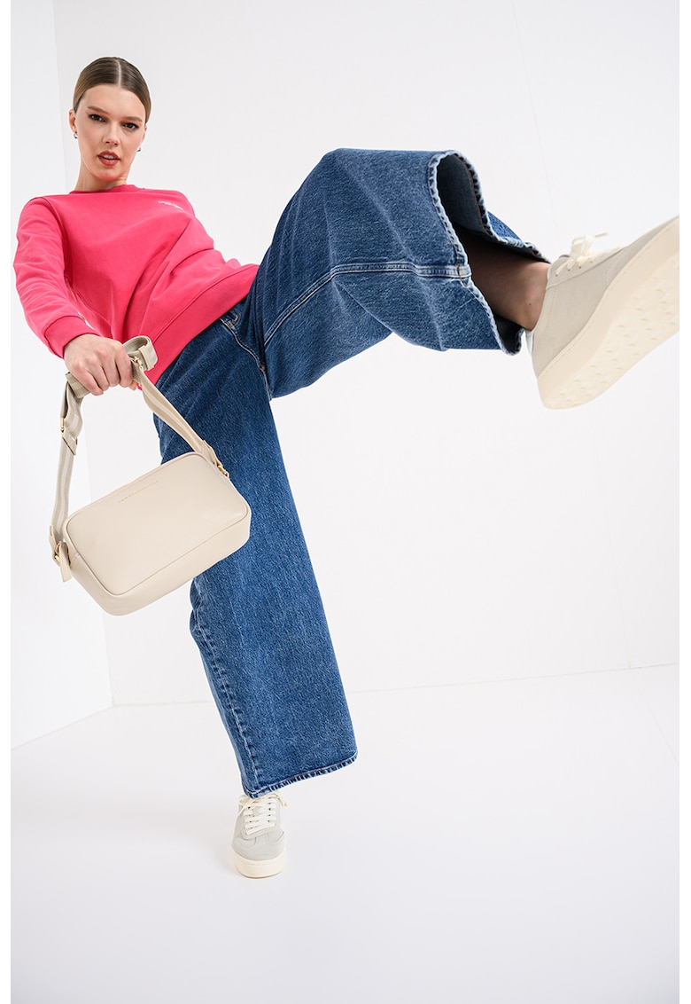 Blugi cu croiala ampla si talie medie