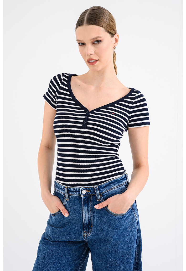 Tricou slim fit cu decolteu in V si striatii