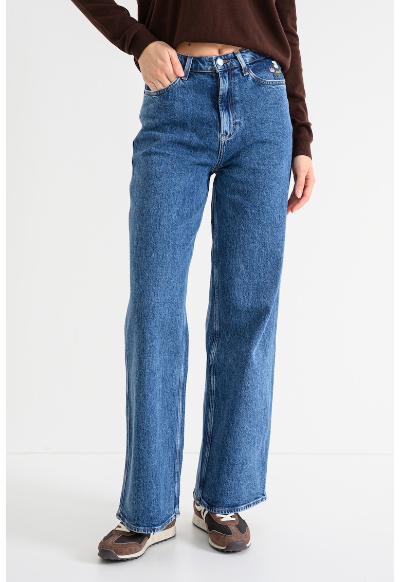 Blugi cu croiala ampla si detalii florale brodate