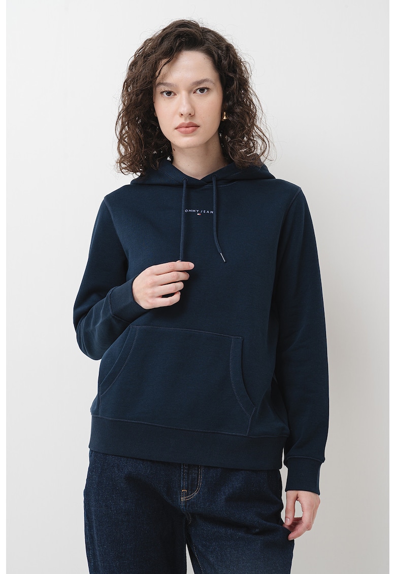 Hanorac cu buzunar kangaroo si detaliu logo Hanorac cu buzunar kangaroo si detaliu logo