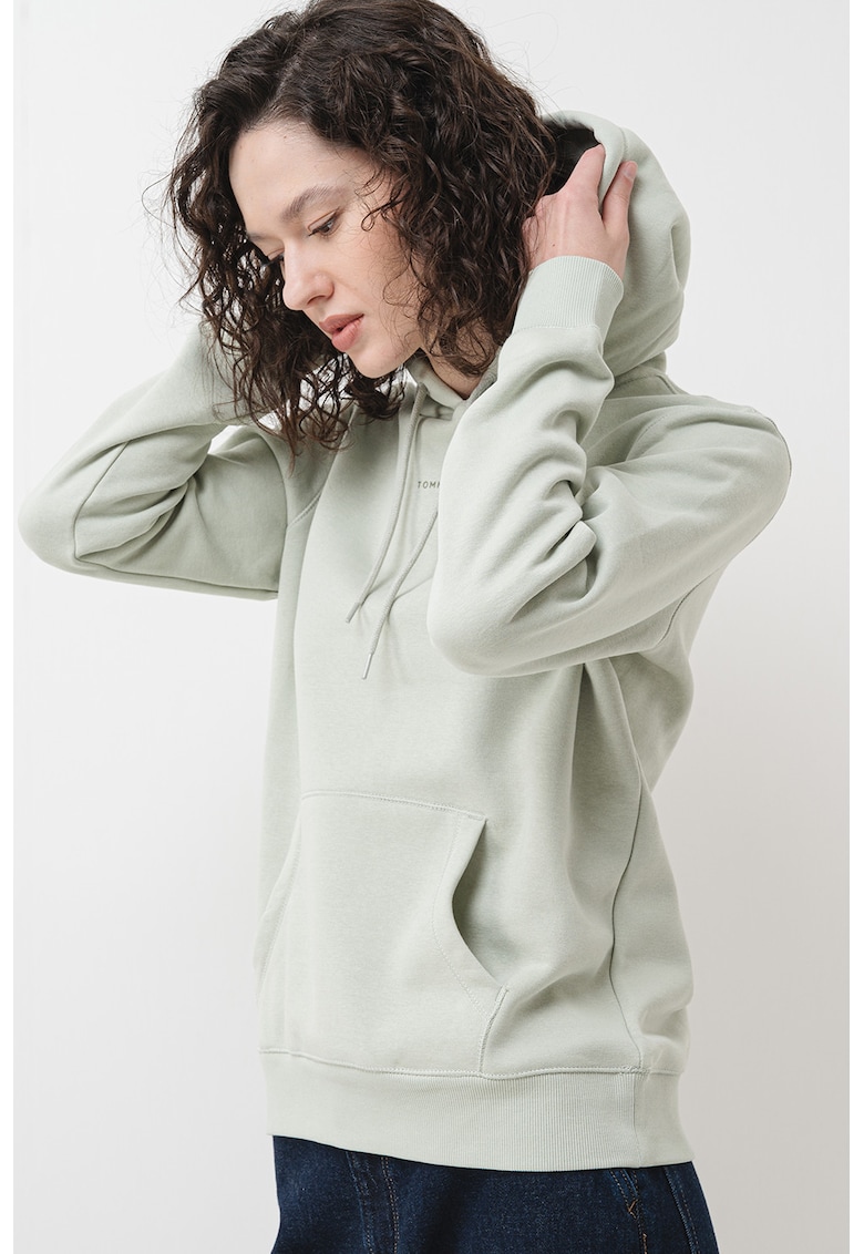 Hanorac cu buzunar kangaroo si detaliu logo Hanorac cu buzunar kangaroo si detaliu logo