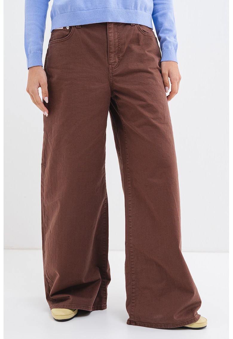 Blugi cu croiala ampla si talie inalta