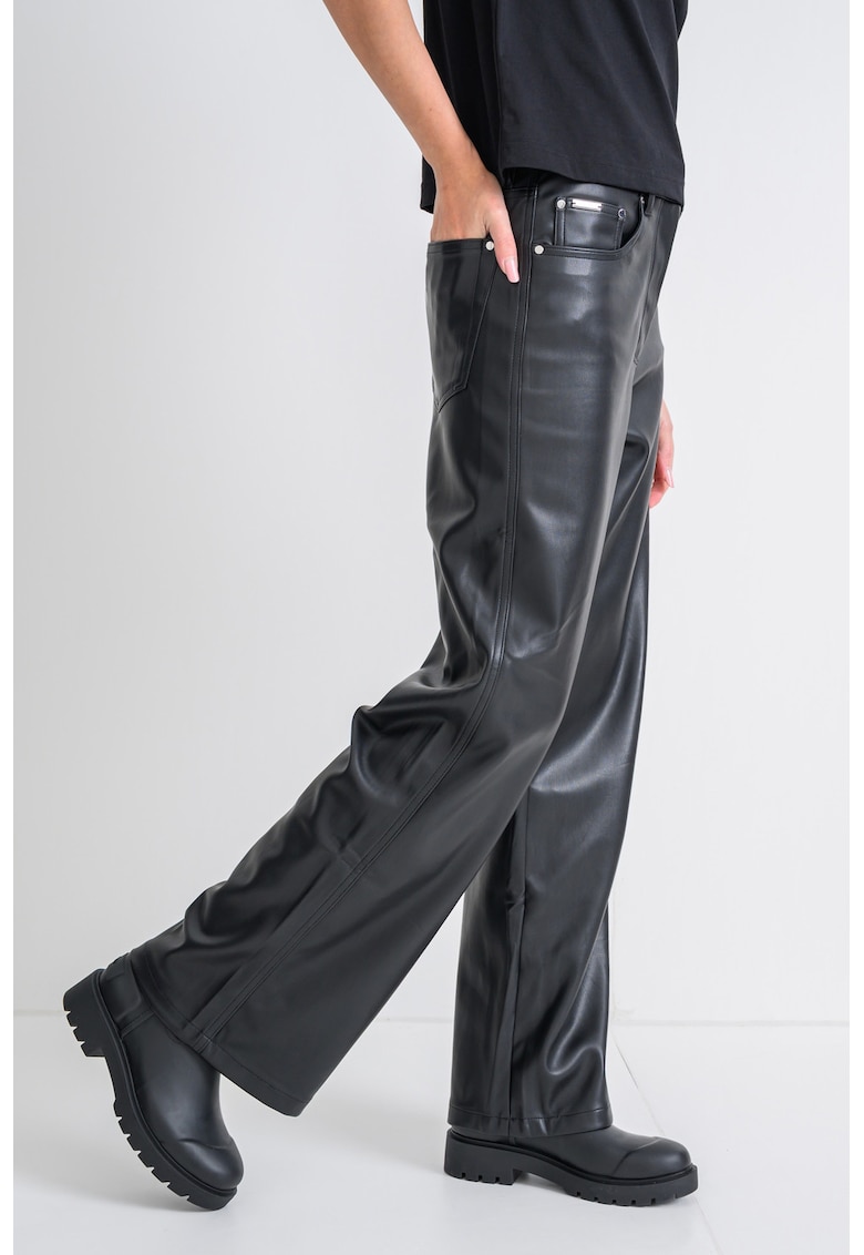 Pantaloni cu croiala dreapta si aspect de piele