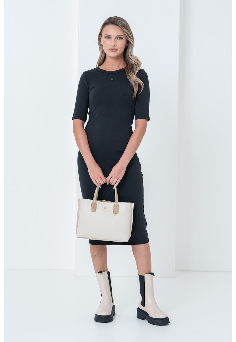 Rochie cu croiala bodycon si decolteu la baza gatului