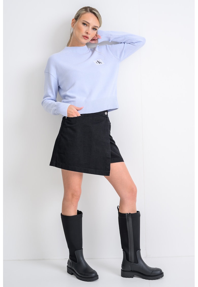 Pulover cu decolteu la baza gatului si terminatii striate