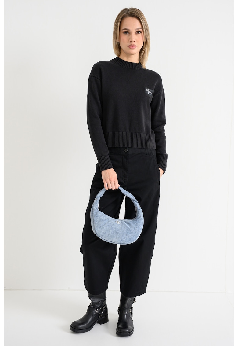 Pulover cu decolteu la baza gatului si terminatii striate