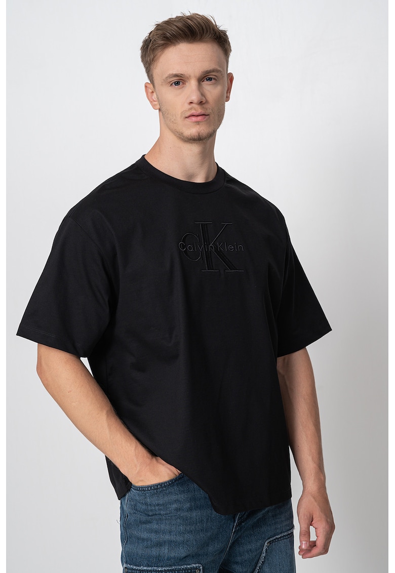 Tricou cu decolteu la baza gatului si logo brodat - Negru