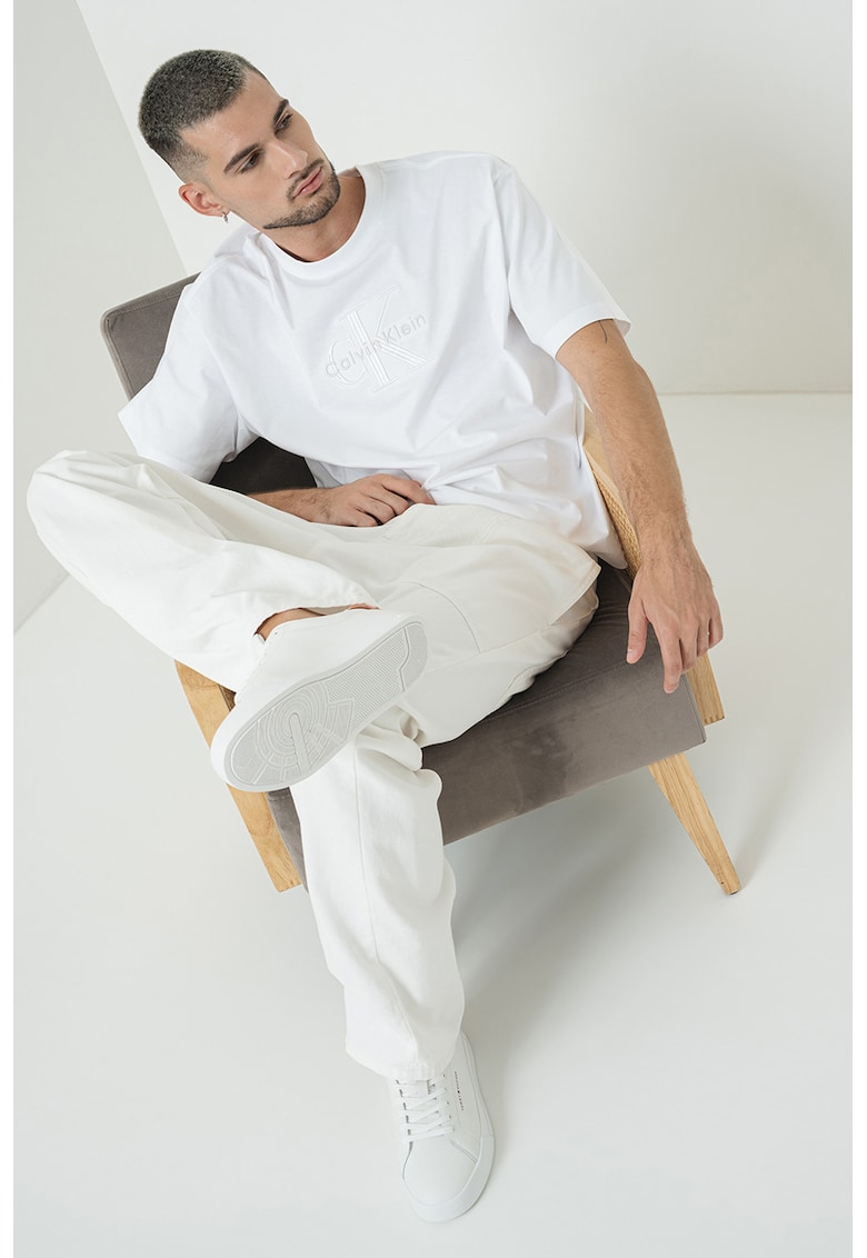 Tricou cu decolteu la baza gatului si logo brodat - Alb