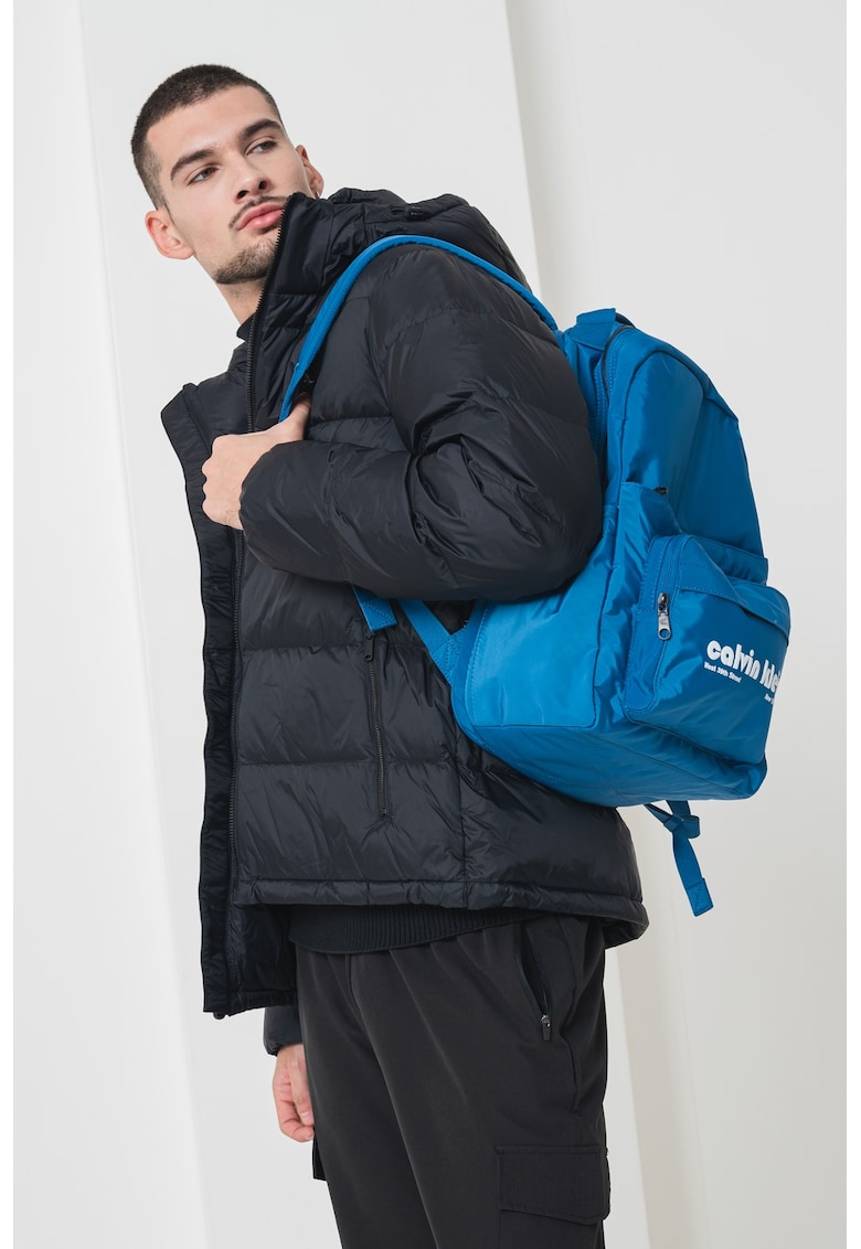 Geaca cu umplutura de puf - finisaj rezistent la apa si fermoar