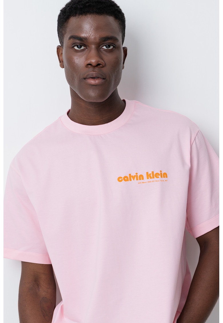 Tricou cu imprimeu logo si decolteu la baza gatului - Roz pastel