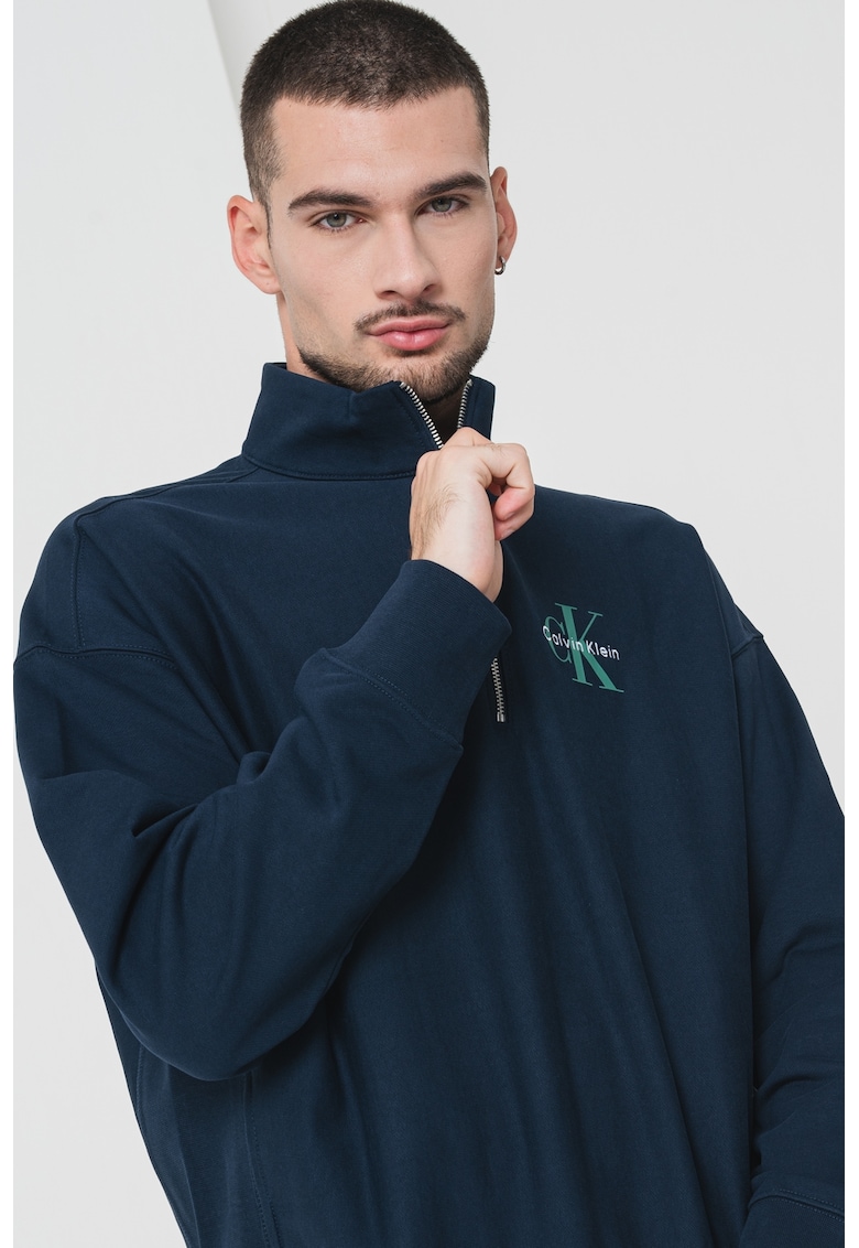 Bluza de trening cu imprimeu logo si fermoar scurt Bluza de trening cu imprimeu logo si fermoar scurt