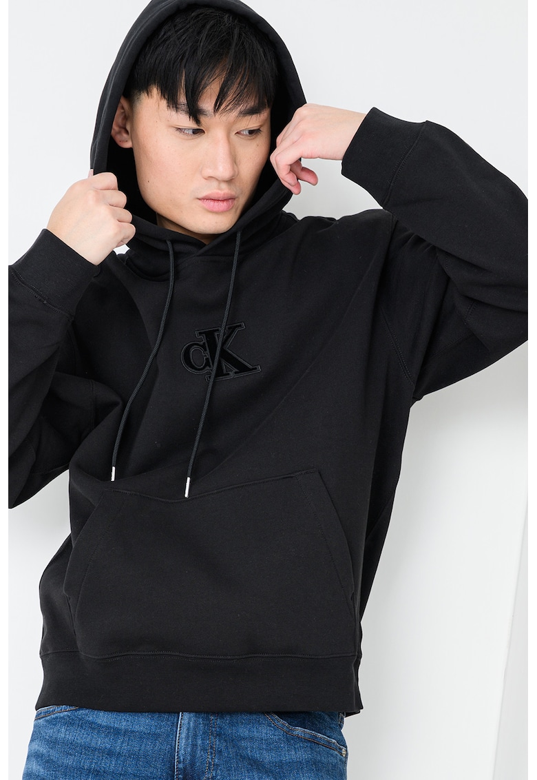 Hanorac lejer cu buzunar kangaroo si aplicatie cu model monograma