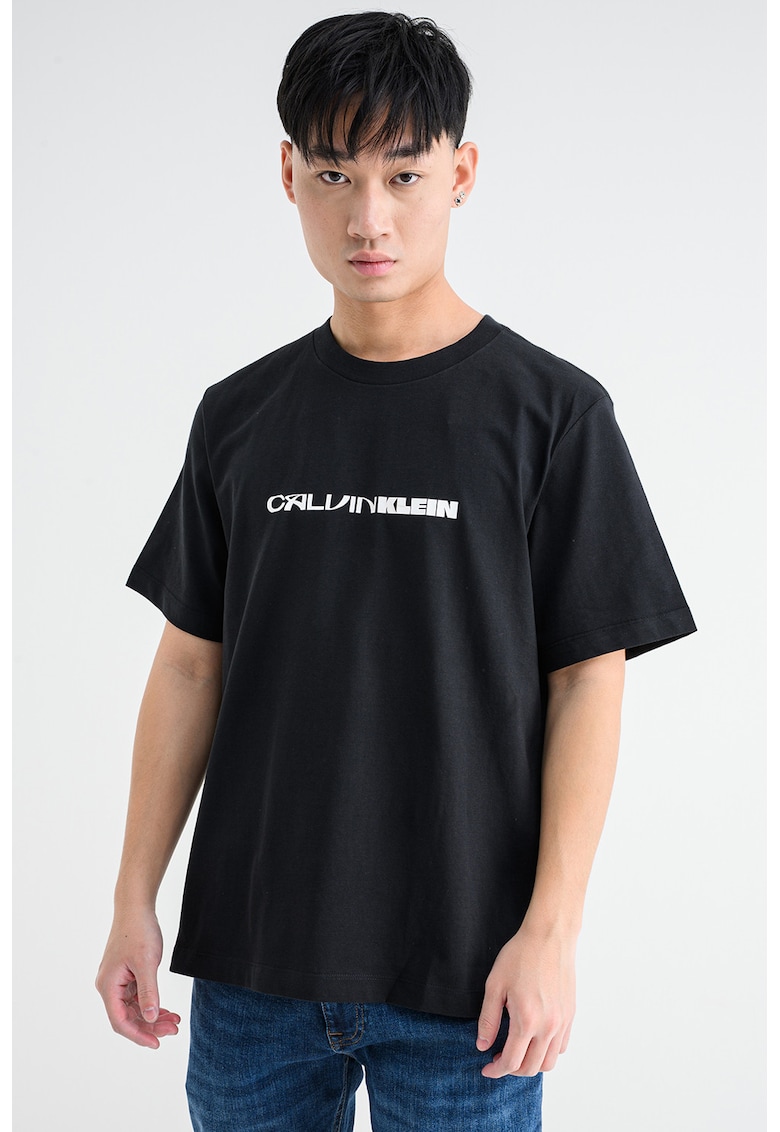 Tricou cu decolteu la baza gatului si imprimeu pe partea din spate