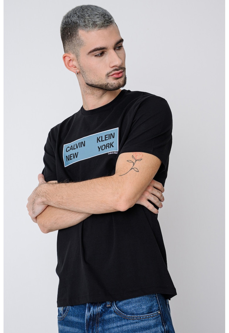 Tricou cu decolteu la baza gatului si logo - Negru/Albastru petrol