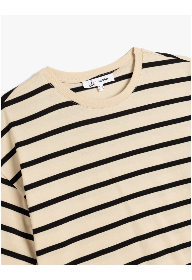 Tricou cu decolteu la baza gatului si model in dungi - Negru