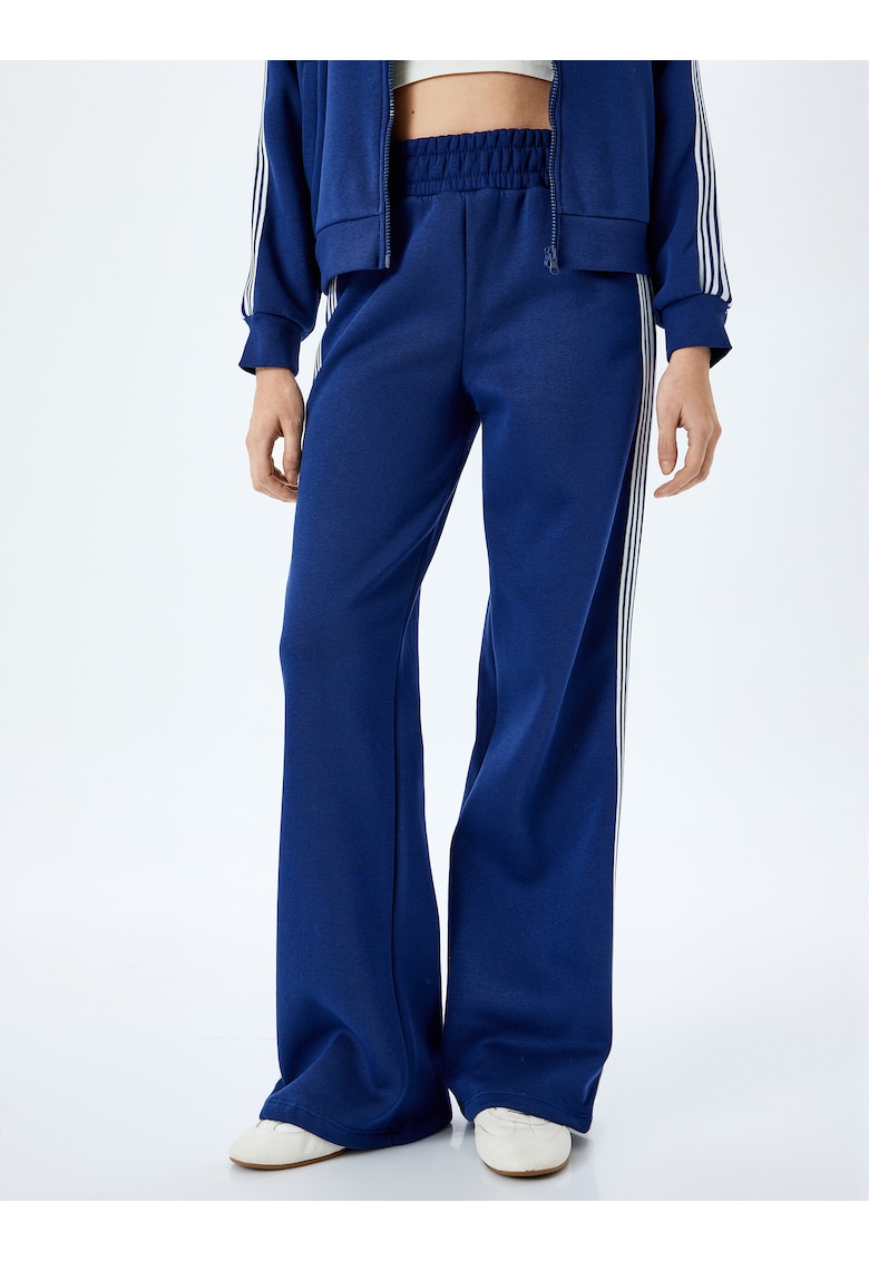 Pantaloni de trening cu croiala ampla si model in dungi