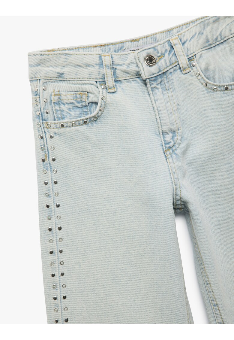 Blugi cu aplicatii cu nituri