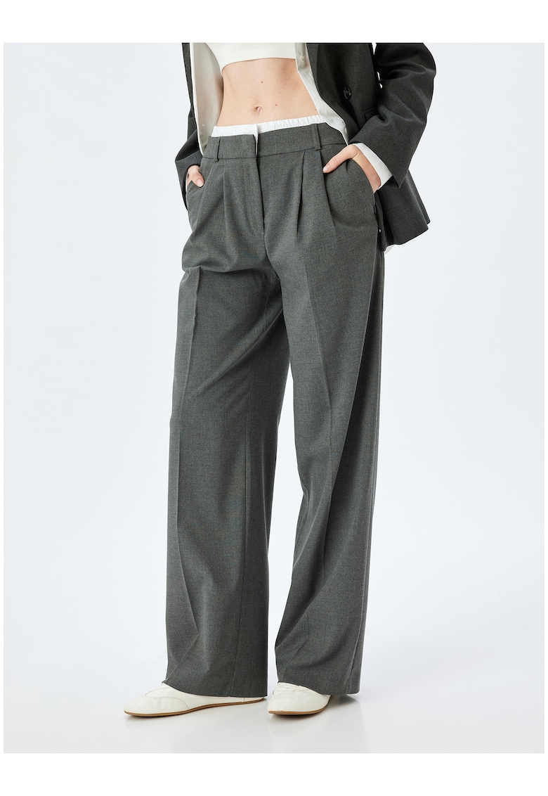 Pantaloni cu croiala ampla si talie medie