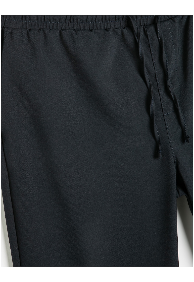 Pantaloni conici cu snur