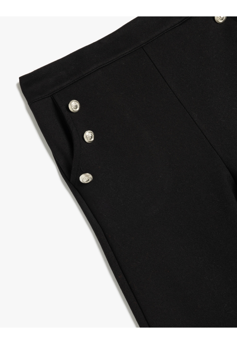 Pantaloni cu nasturi decorativi