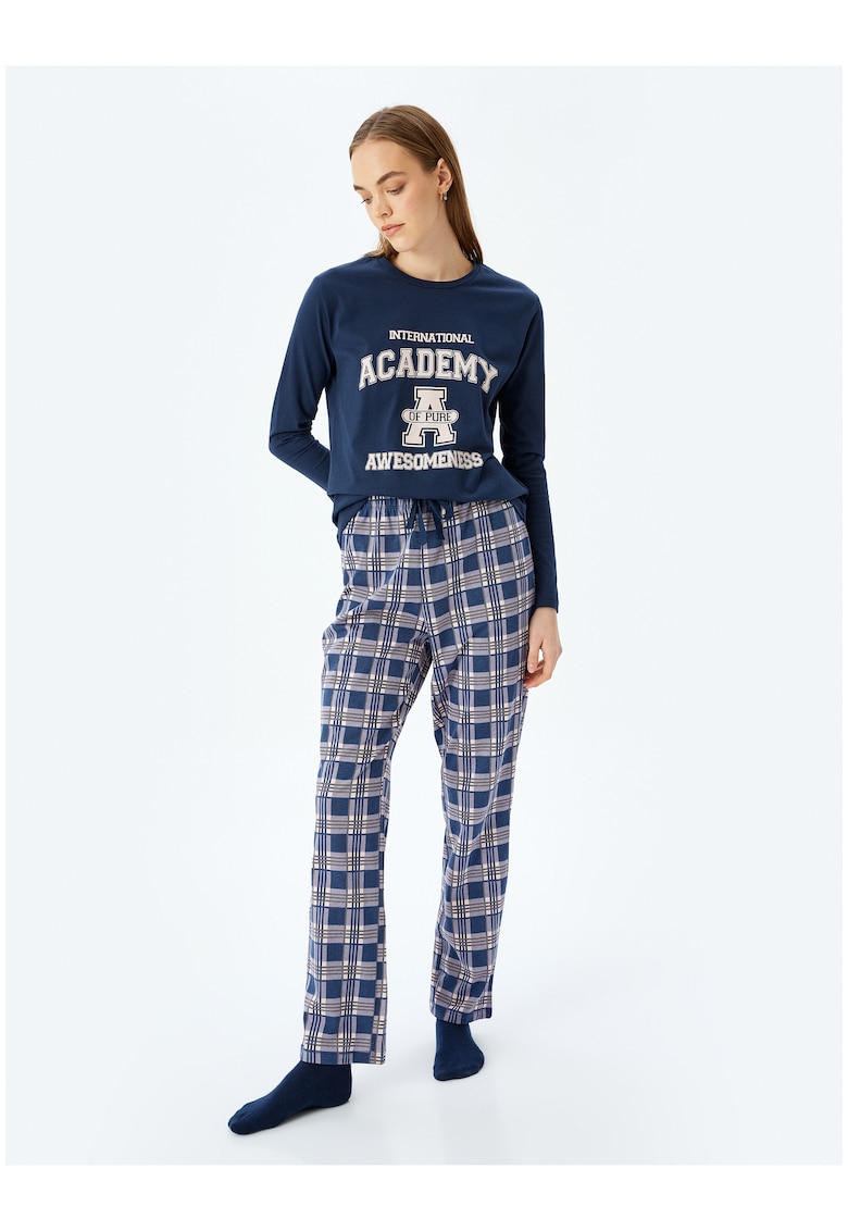 Pijama lunga cu model in carouri si imprimeu text
