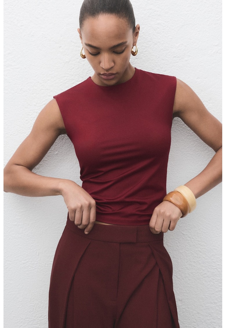 Top cu model uni si decolteu la baza gatului